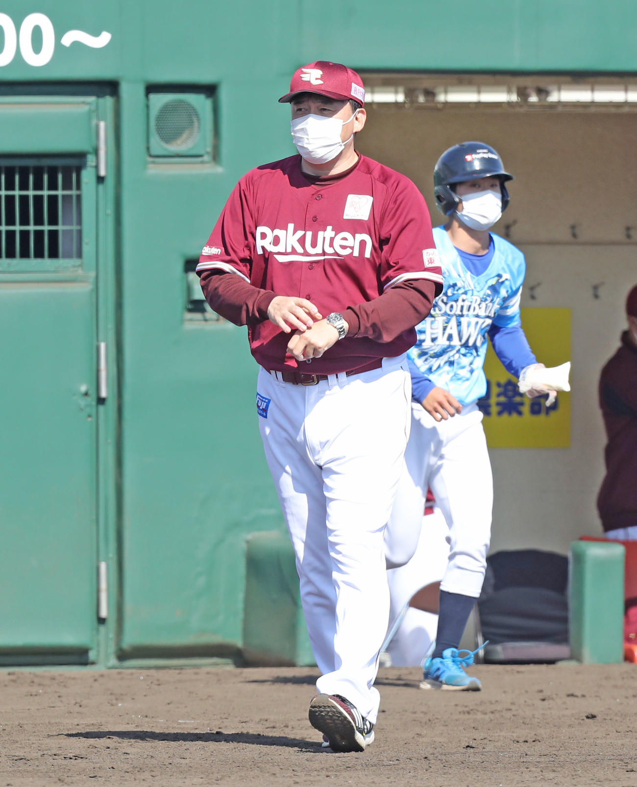 ソフトバンク対楽天　6回裏に選手の交代を告げる石井監督（撮影・屋方直哉）