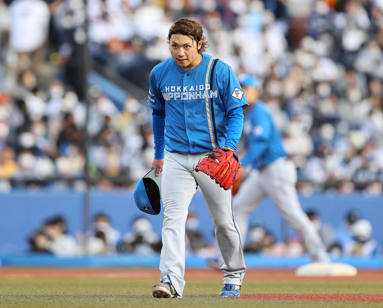 ロッテ対日本ハム　5回裏ロッテ2死一塁、レアードを遊ゴロに仕留め無失点に抑えた日本ハム先発の伊藤はロッテベンチに頭を下げる（撮影・垰建太）