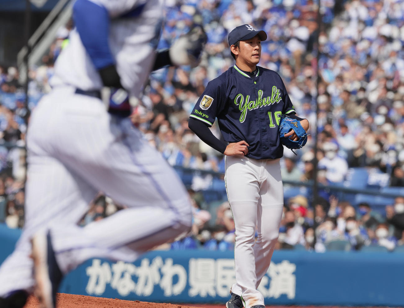 DeNA対ヤクルト　1回裏DeNA2死一塁、ソトに左越え先制2点本塁打を許す原（撮影・野上伸悟）