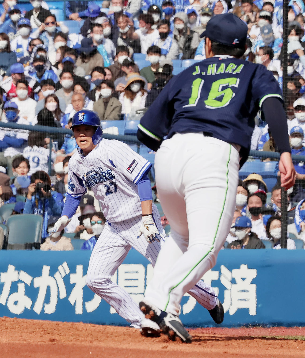 DeNA対ヤクルト　2回裏DeNA無死一投球する原（手前）と、走者の上茶谷（撮影・野上伸悟）