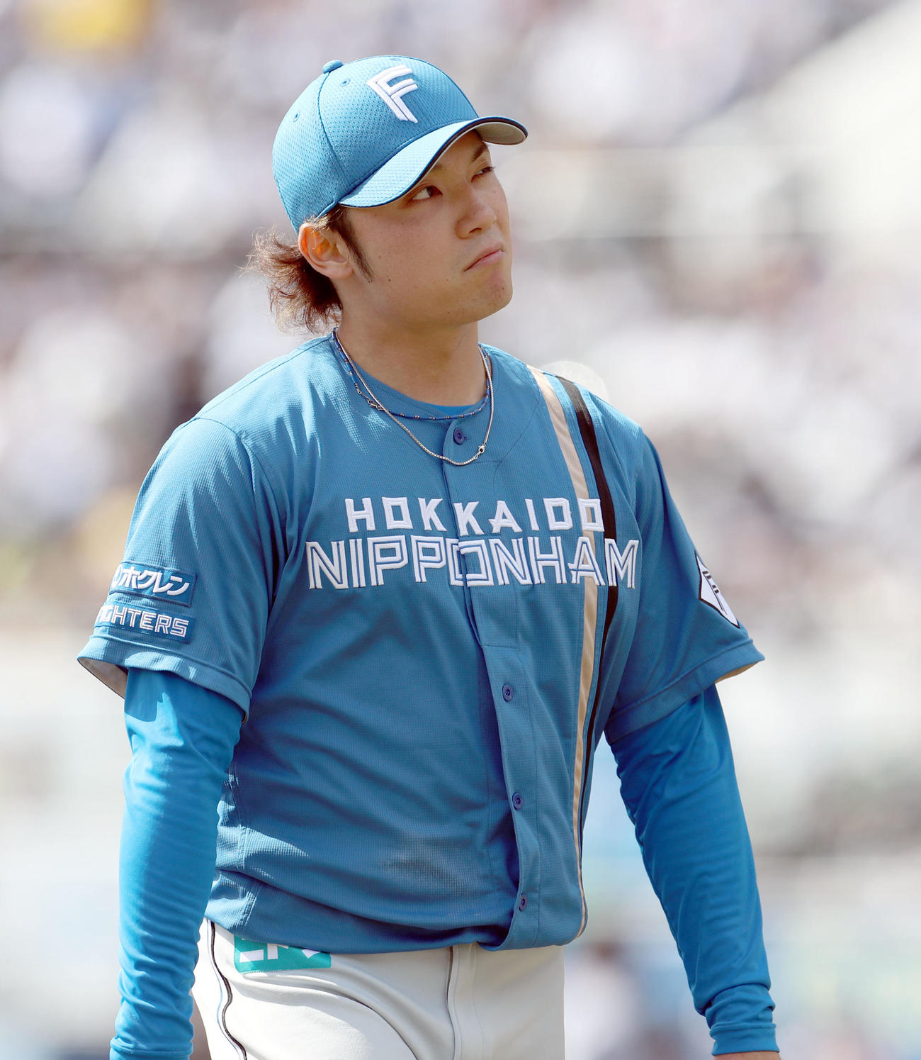 ロッテ対日本ハム　先制を許し顔をしかめながらベンチに戻る日本ハム伊藤（撮影・佐藤翔太）