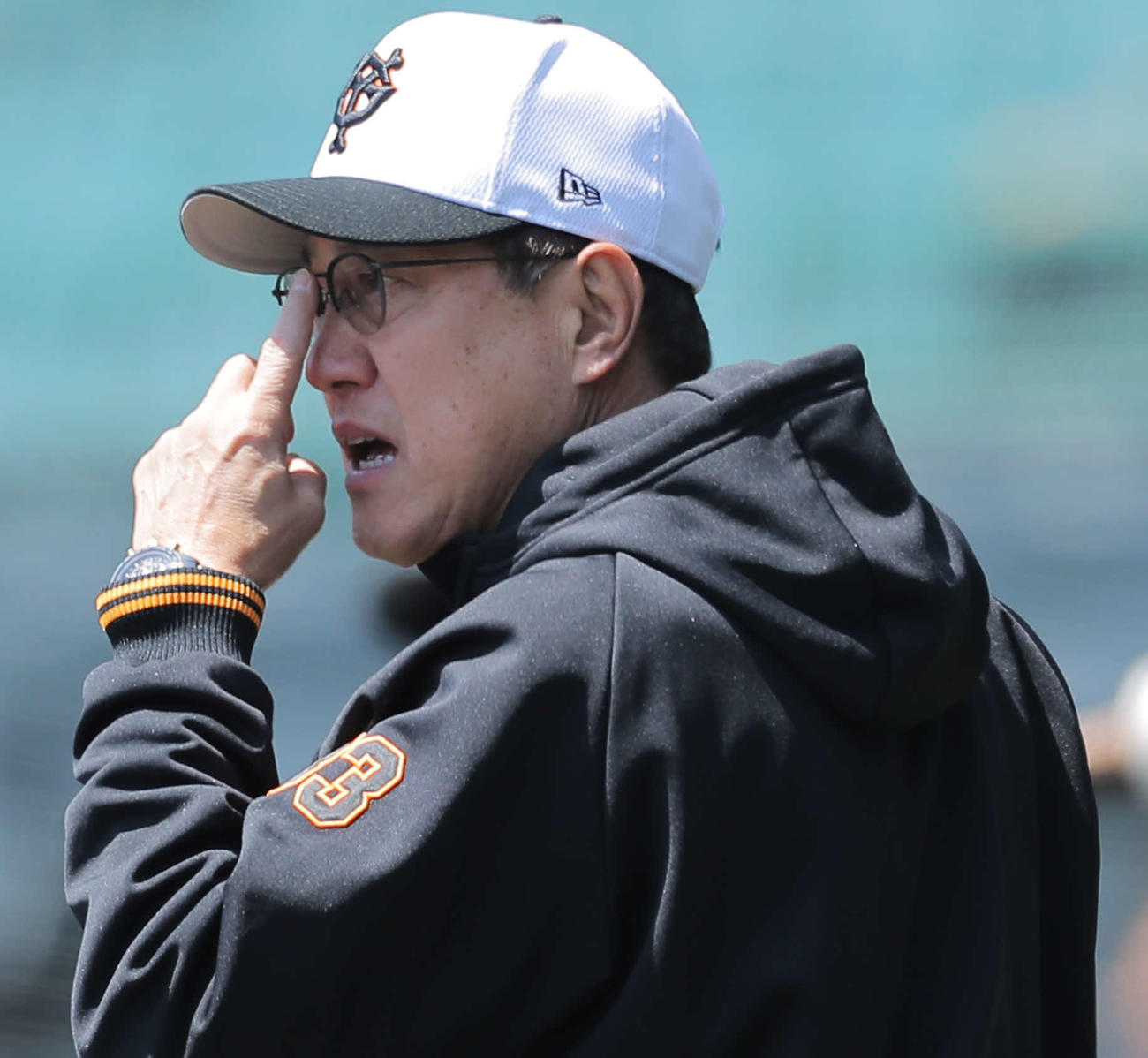 阪神対巨人　試合前、練習を見る巨人原監督（撮影・河田真司）