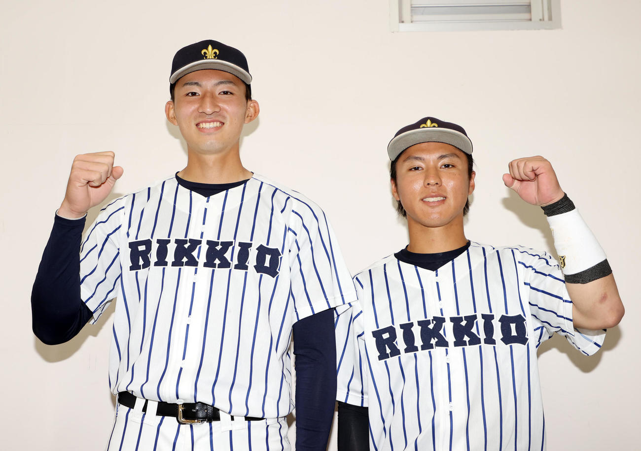 勝利しガッツポーズする立大・荘司と宮崎（撮影・鈴木正人）