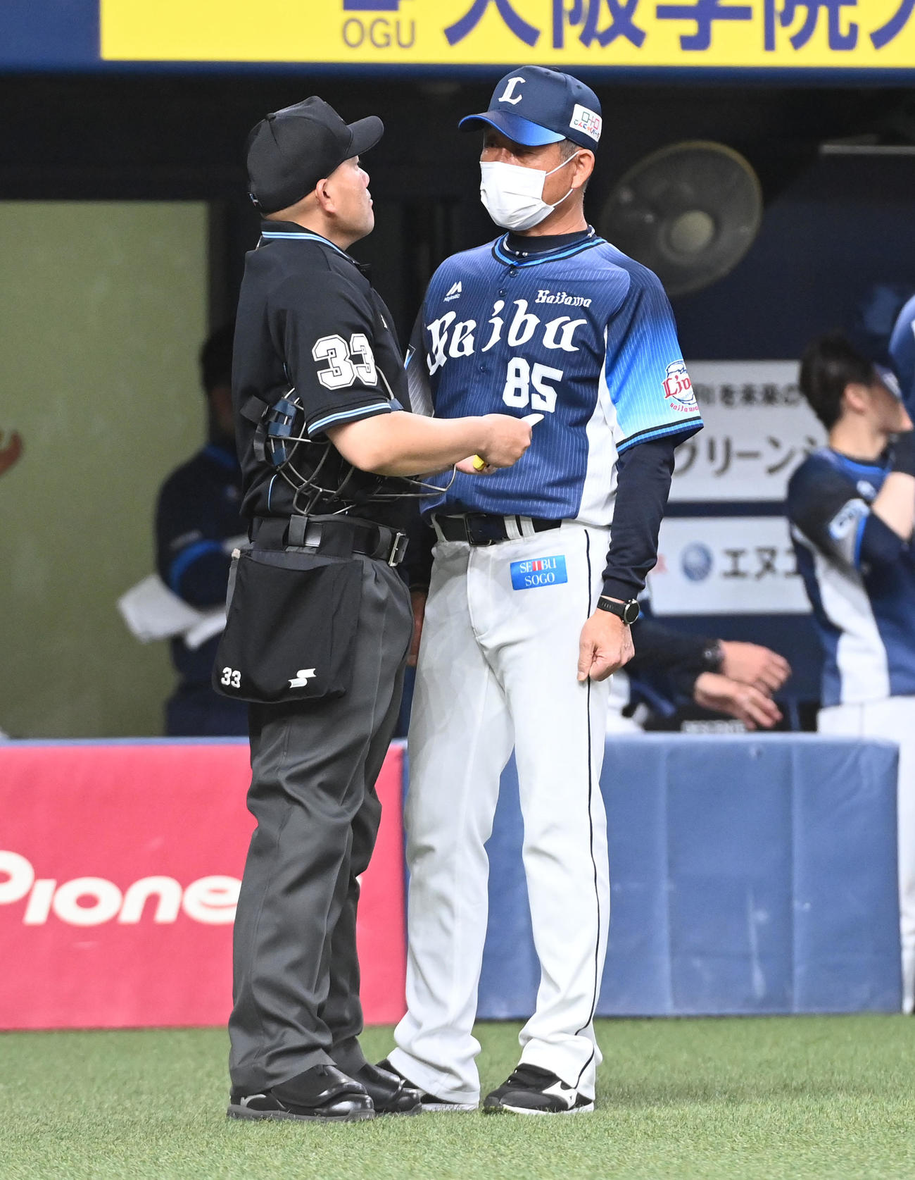 オリックス対西武　7回、隅田の交代を告げる辻監督（撮影・前岡正明）