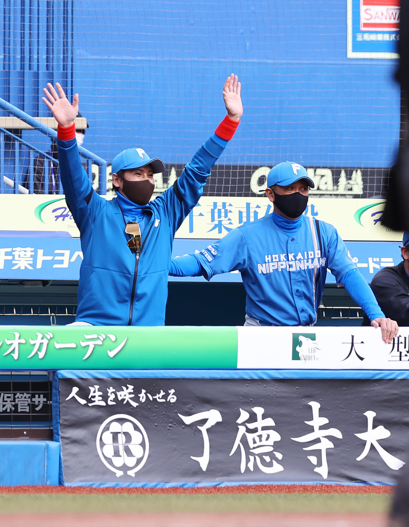 ロッテ対日本ハム　4回表日本ハム1死一、二塁、ヌニエスの適時打に大喜びの新庄監督（左）（撮影・垰建太）