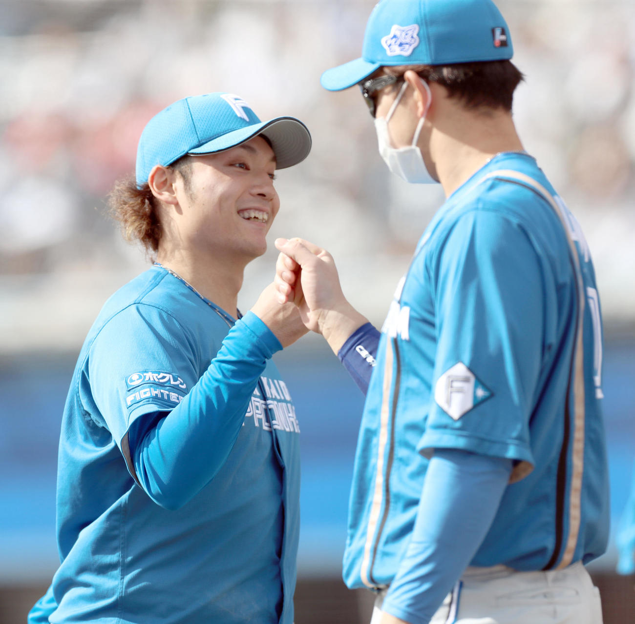 ロッテ対日本ハム　笑顔でベンチに戻る日本ハム伊藤（撮影・佐藤翔太）