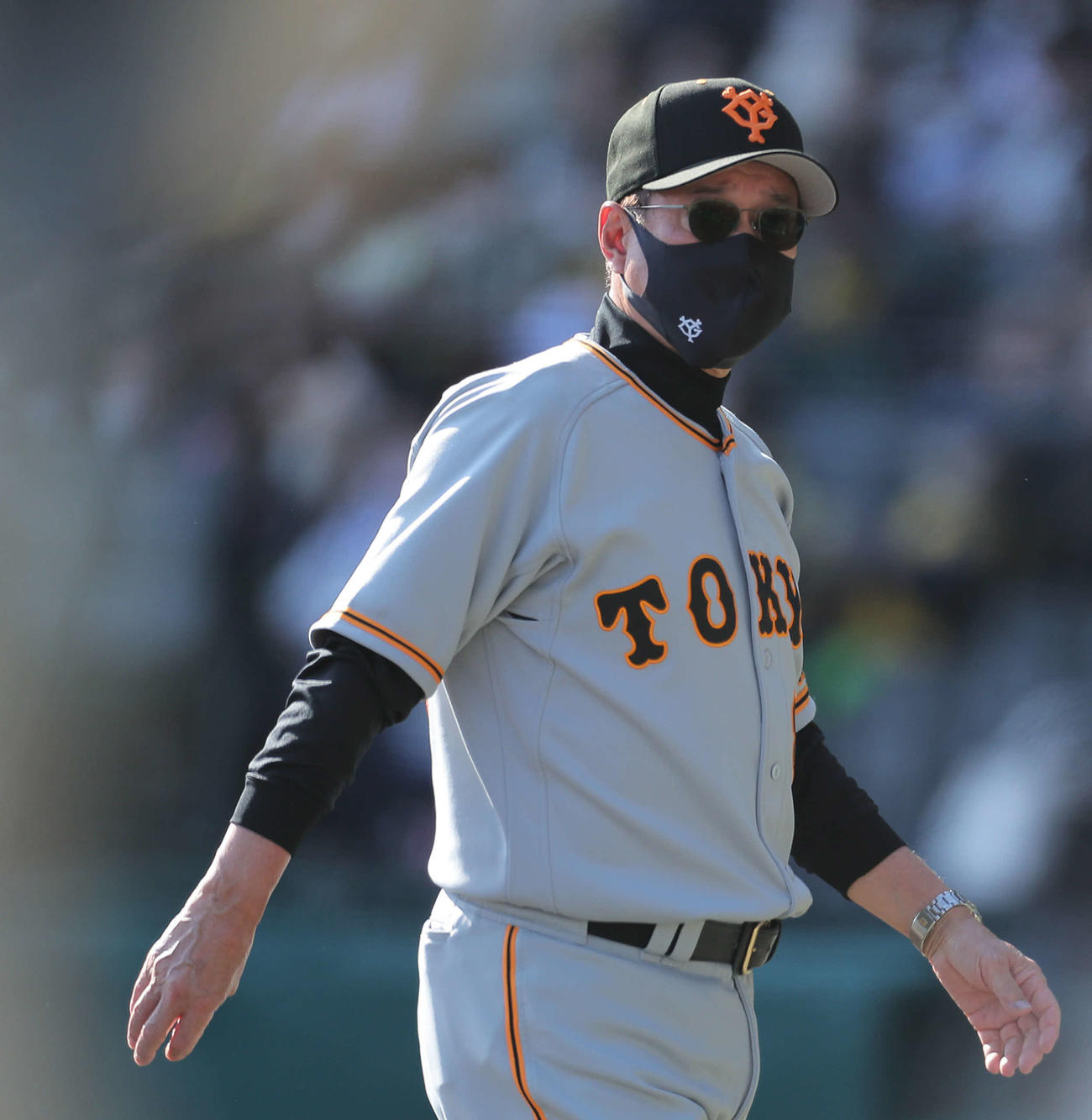 阪神対巨人　6回表を終え、選手交代を告げる原監督（撮影・河田真司）