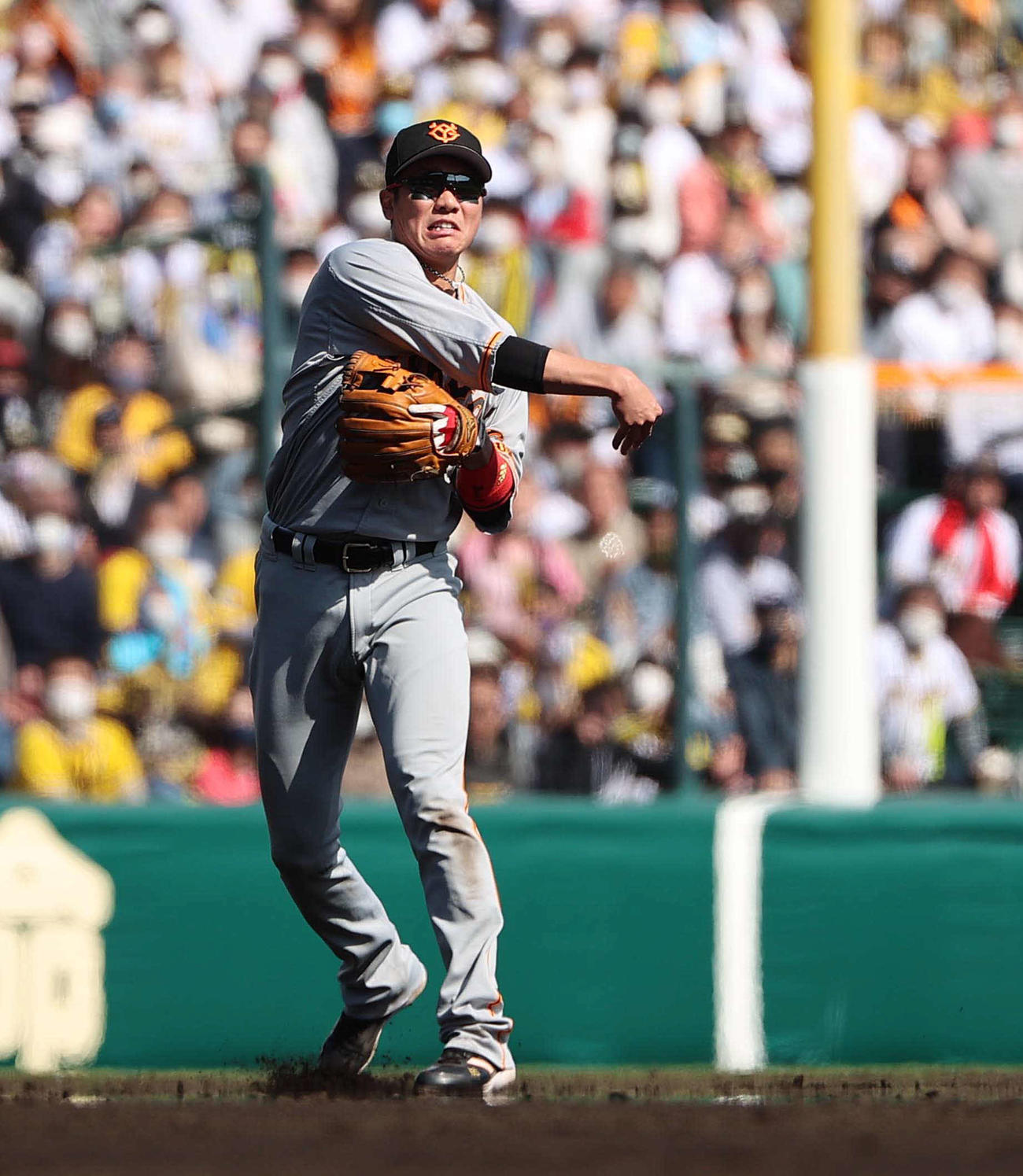 阪神対巨人　3回裏阪神2死二塁、中野の内野安打の球を一塁へ悪送球する巨人坂本（撮影・上田博志）