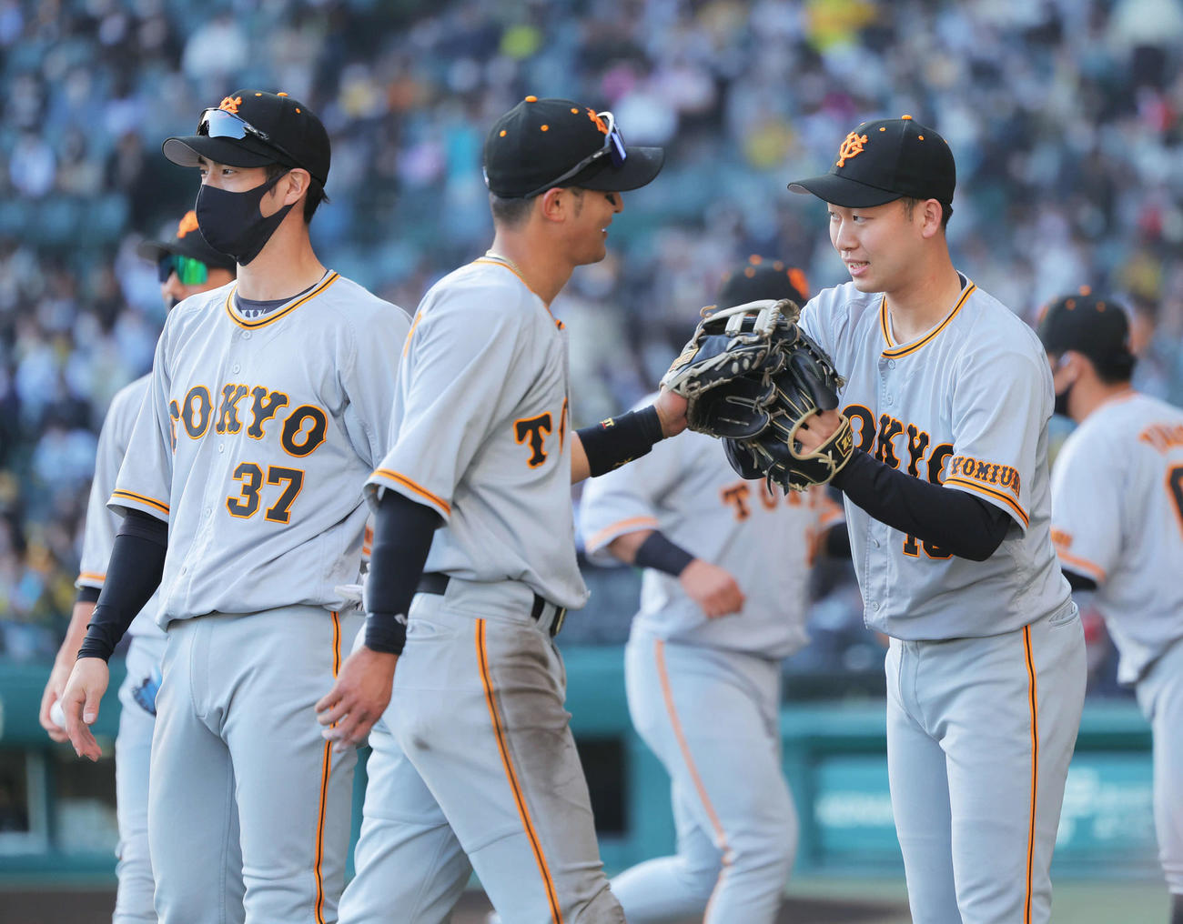 阪神対巨人　8回裏を抑え、ナインを迎える山崎伊（撮影・河田真司）