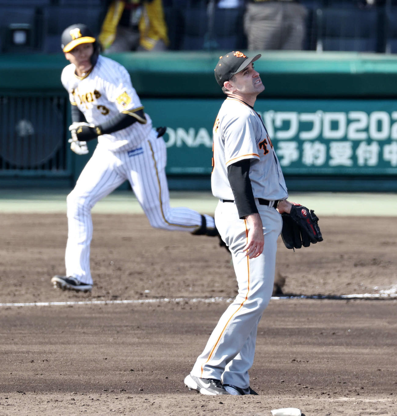 阪神対巨人　4回裏阪神無死二塁、シューメーカー（手前）は大山に左越え適時二塁打を浴びる（撮影・加藤哉）