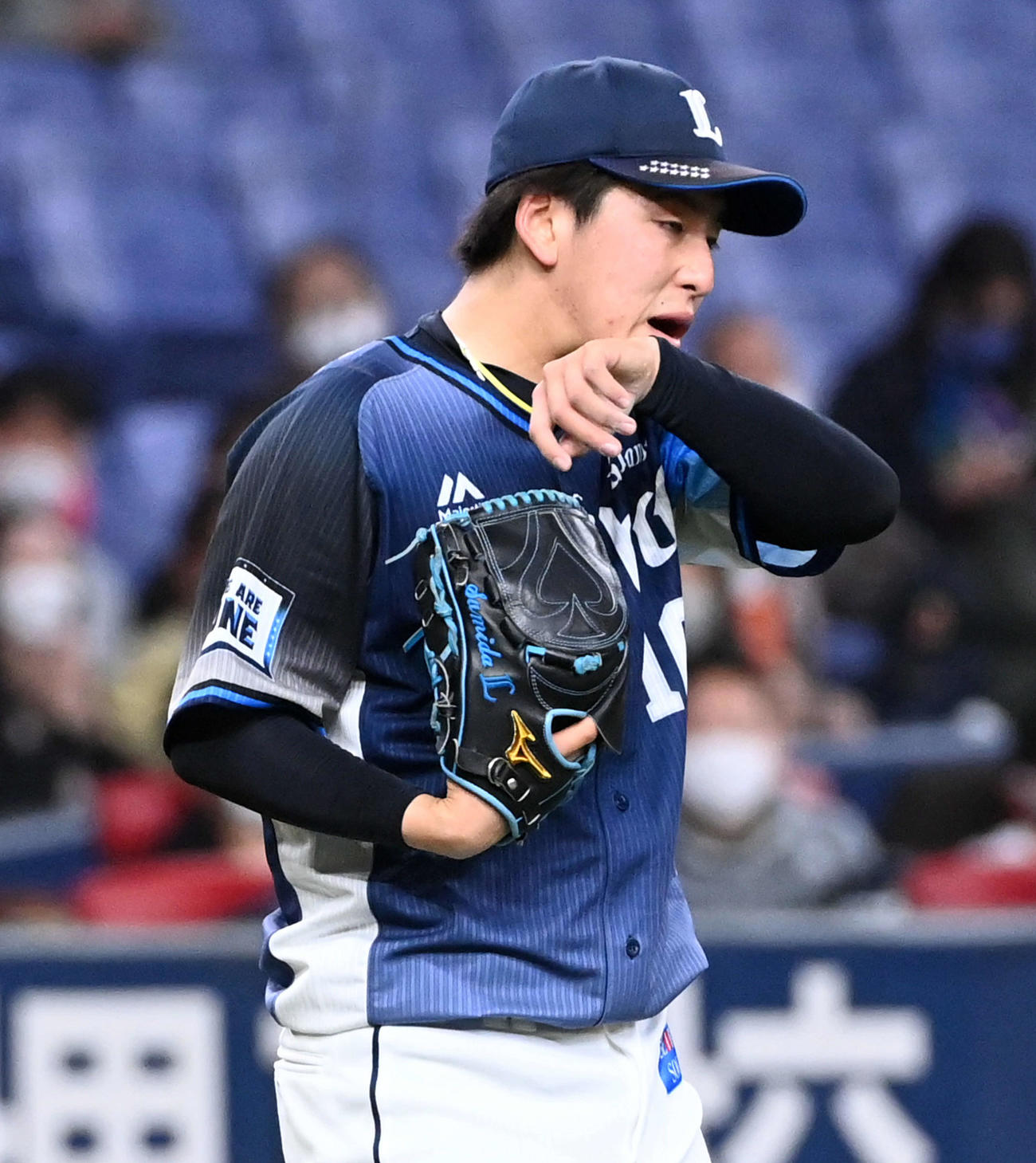 オリックス対西武　5回裏オリックス1死二、三塁、福田に中越え適時2点三塁打を浴びてがっくりする隅田（撮影・前岡正明）