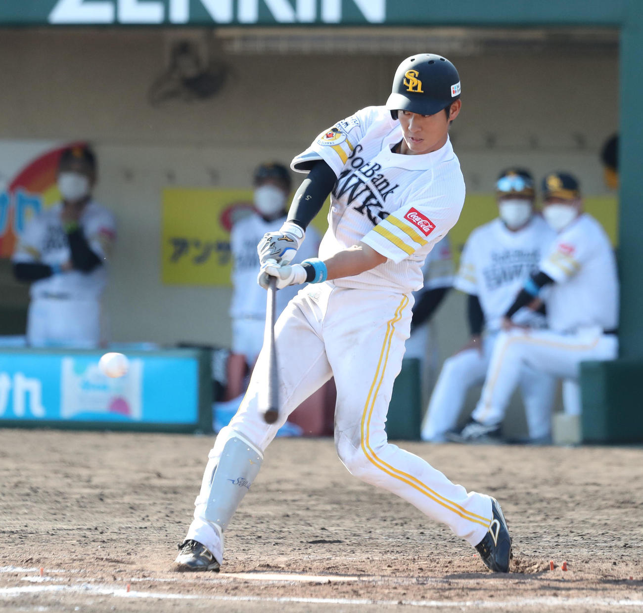 ソフトバンク対楽天　8回裏ソフトバンク1死一、二塁、上林誠知は右翼線に勝ち越しの適時二塁打を放つ（撮影・梅根麻紀）