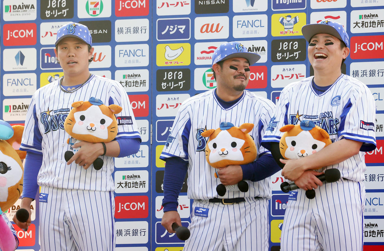 DeNA対ヤクルト　ヒーローインタビューを受ける左からDeNA上茶谷、宮崎、佐野（撮影・野上伸悟）