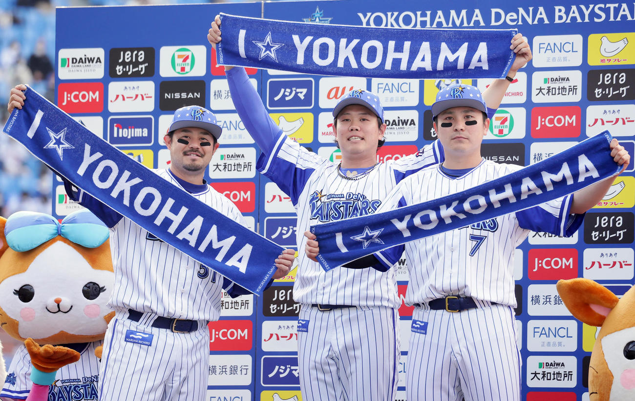 DeNA対ヤクルト　今季本拠地初勝利を挙げ、お立ち台でタオルを掲げる左からDeNA宮崎、上茶谷、佐野（撮影・野上伸悟）