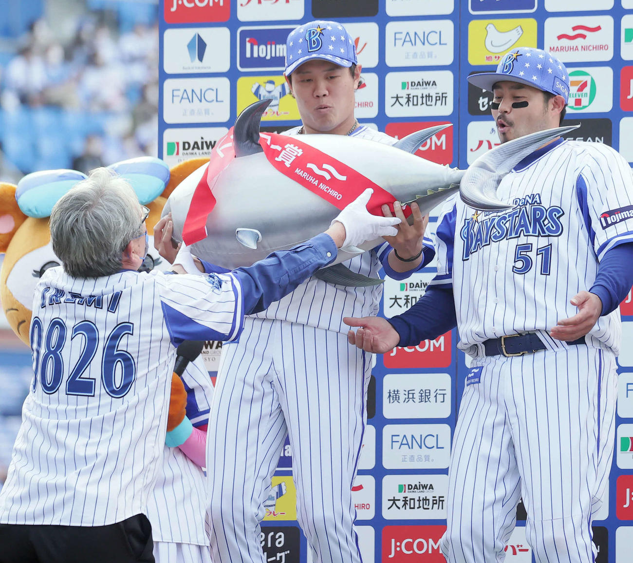DeNA対ヤクルト　マルハニチロ池見社長（左）からヒーロー賞の副賞まぐろを受け取るDeNA上茶谷（中央）。右は宮崎（撮影・野上伸悟）