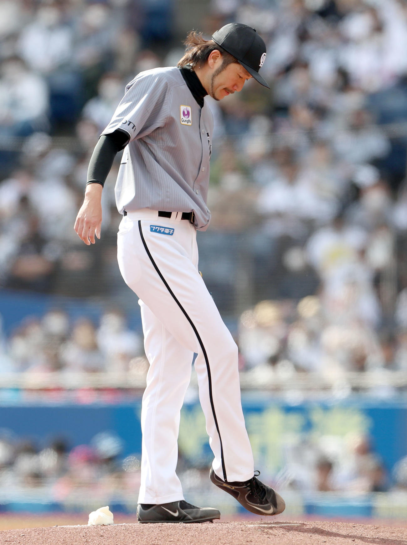 ロッテ対日本ハム　4回裏日本ハム1死一、二塁、レナート・ヌニエスに勝ち越しとなる右前適時打を打たれる石川（撮影・佐藤翔太）