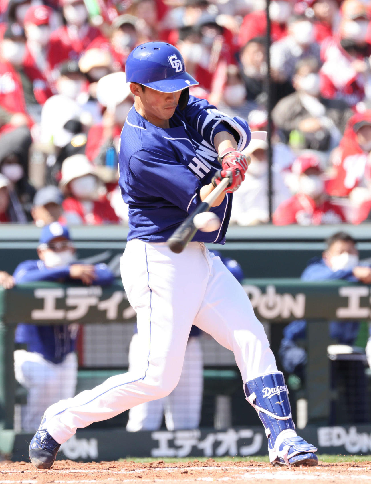 2回表中日2死満塁、中日先発の岡野は中前先制2点適時打を放つ（撮影・加藤孝規）