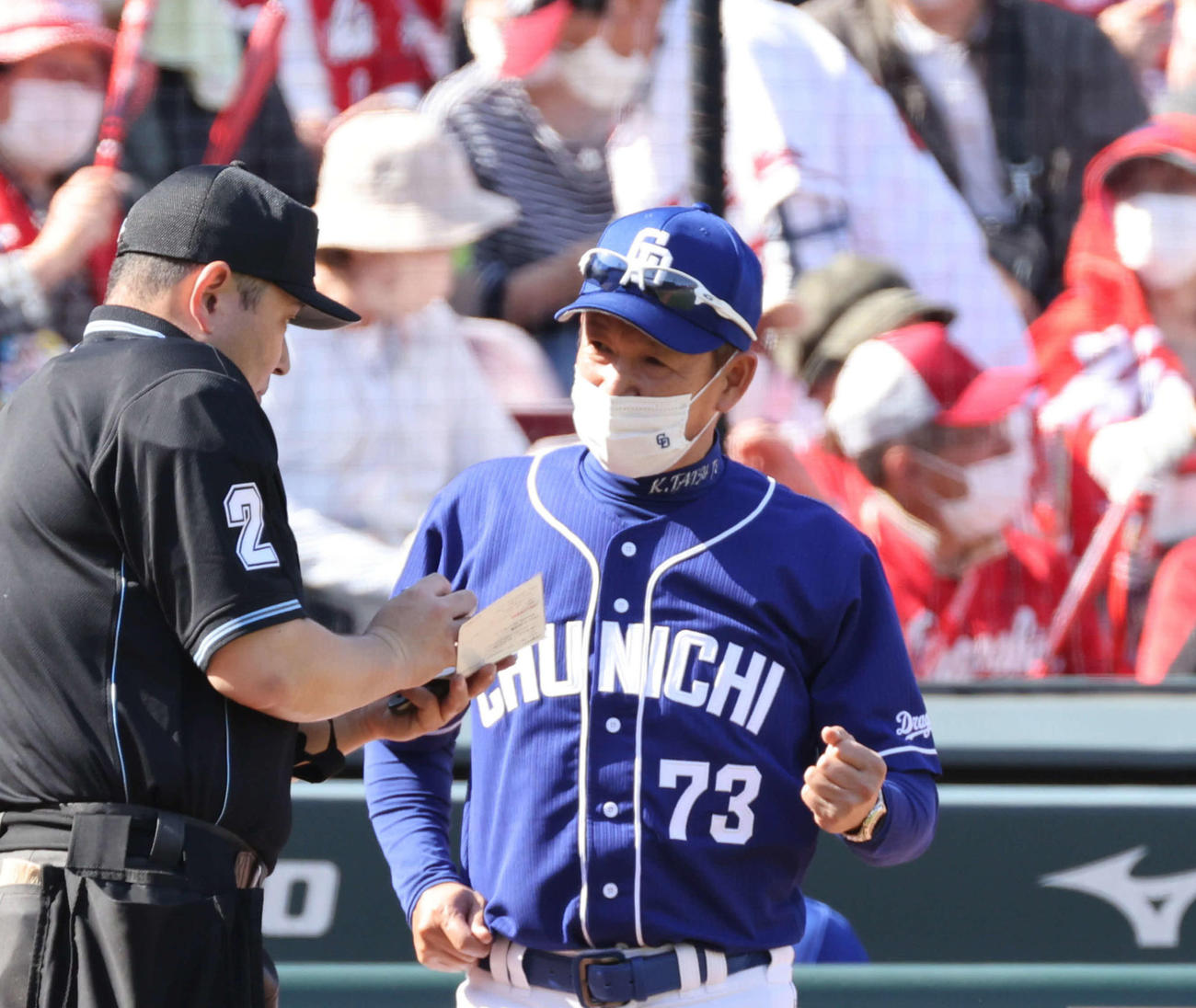 3回裏広島1死一、二塁、広島に勝ち越され、投手の交代を告げる立浪監督（撮影・加藤孝規）