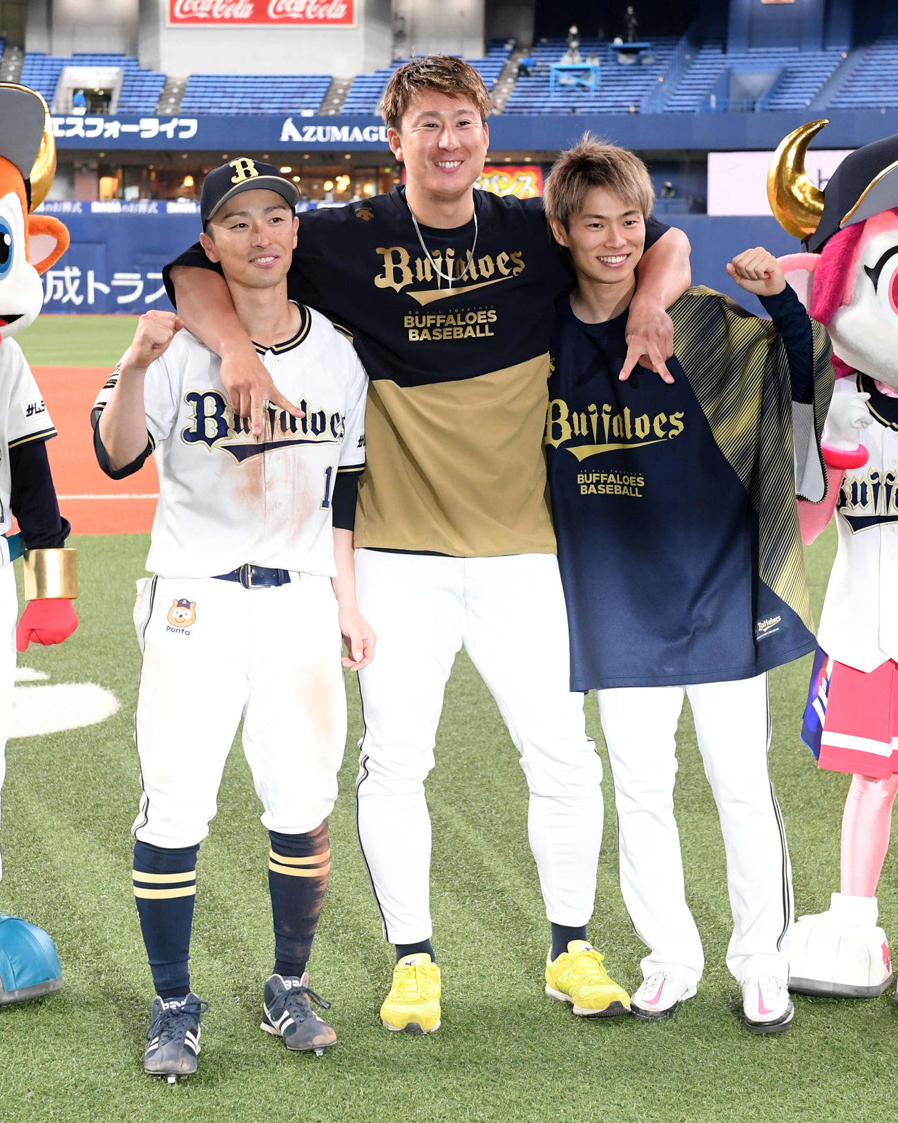 オリックス対西武　笑顔でポーズを決めるヒーローの、左から福田、杉本、山岡（撮影・前岡正明）