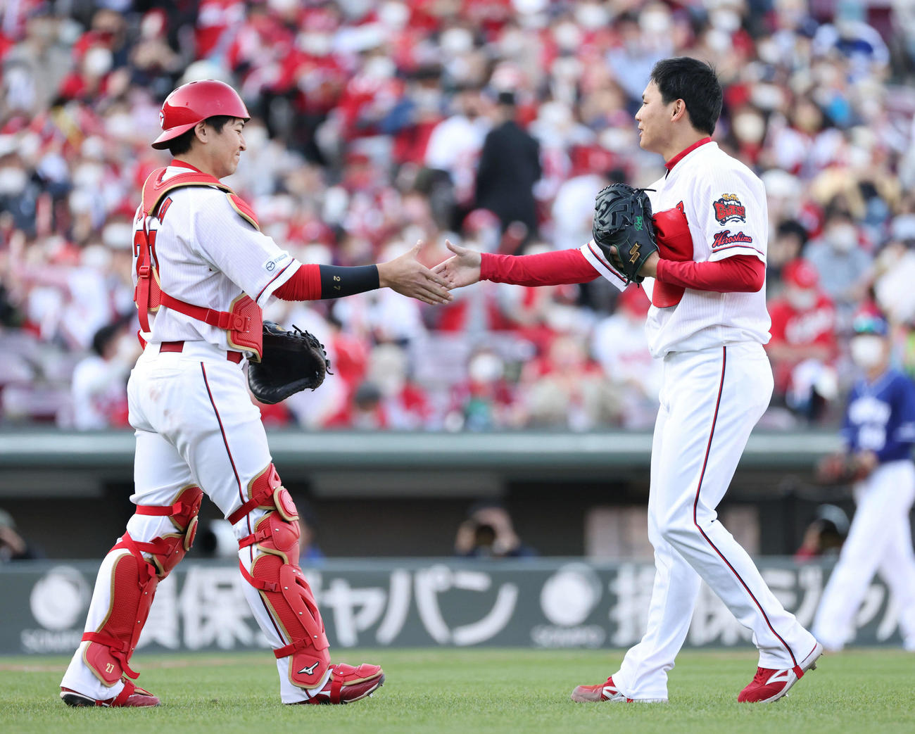 広島対中日　中日に勝利し、会沢と握手する栗林（右）（撮影・加藤孝規）