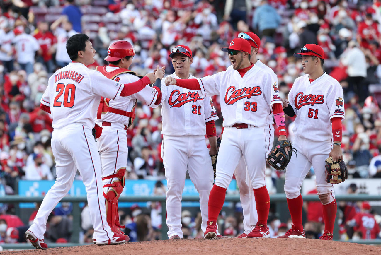 広島対中日　中日に勝利し、ナインとタッチする栗林（左）。左から3人目は坂倉（撮影・加藤孝規）