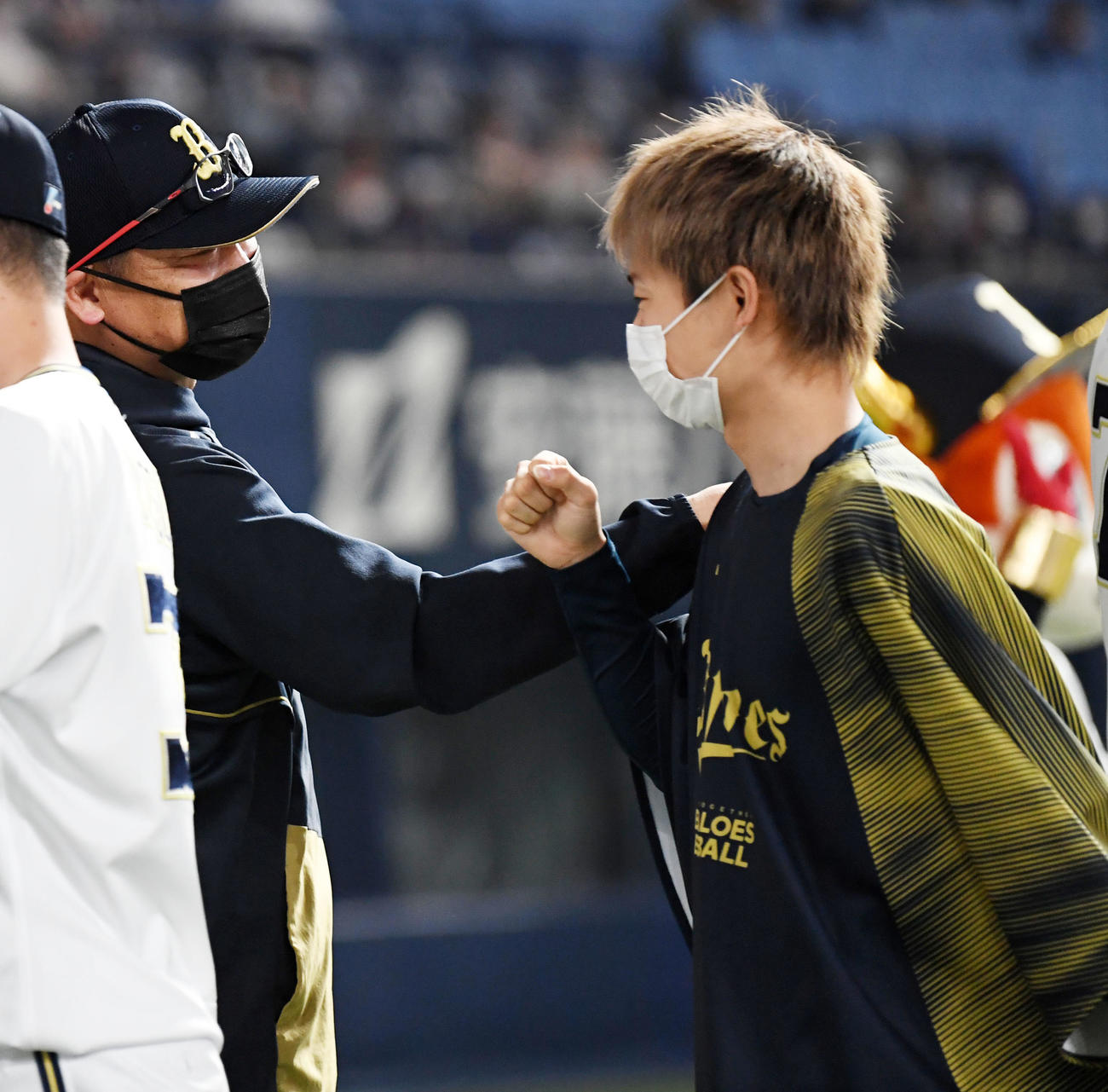 オリックス対西武　勝利投手の山岡（右）を祝福する中嶋監督（撮影・前岡正明）