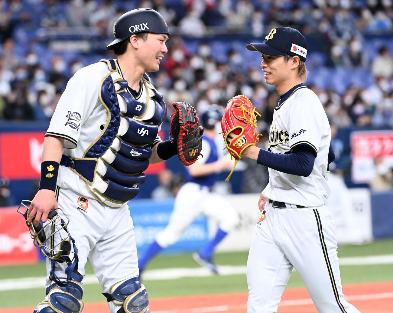 オリックス対西武　1回、併殺でピンチを切り抜け笑顔で捕手伏見（左）とタッチをかわす山岡（撮影・前岡正明）