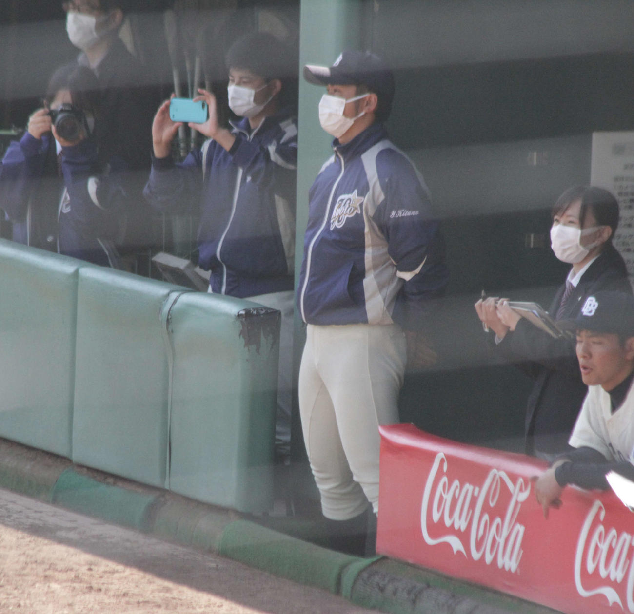 京大の近田怜王監督はベンチから戦況をチェックした