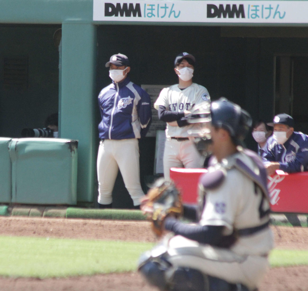 京大の近田怜王監督はベンチから戦況をチェックした