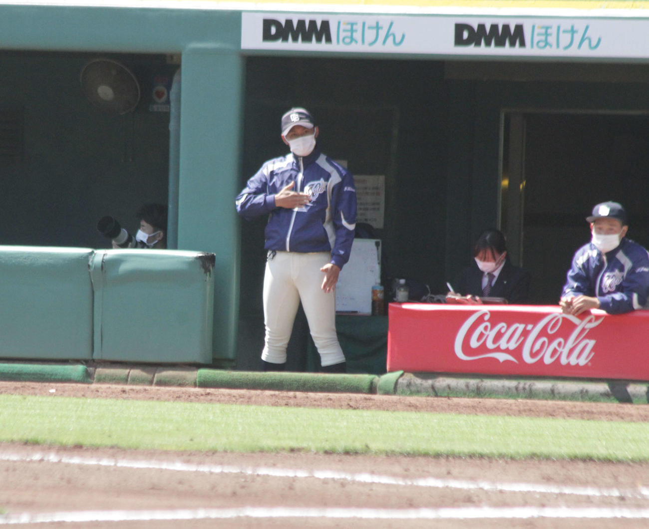 京大の近田怜王監督がベンチからサインを出した