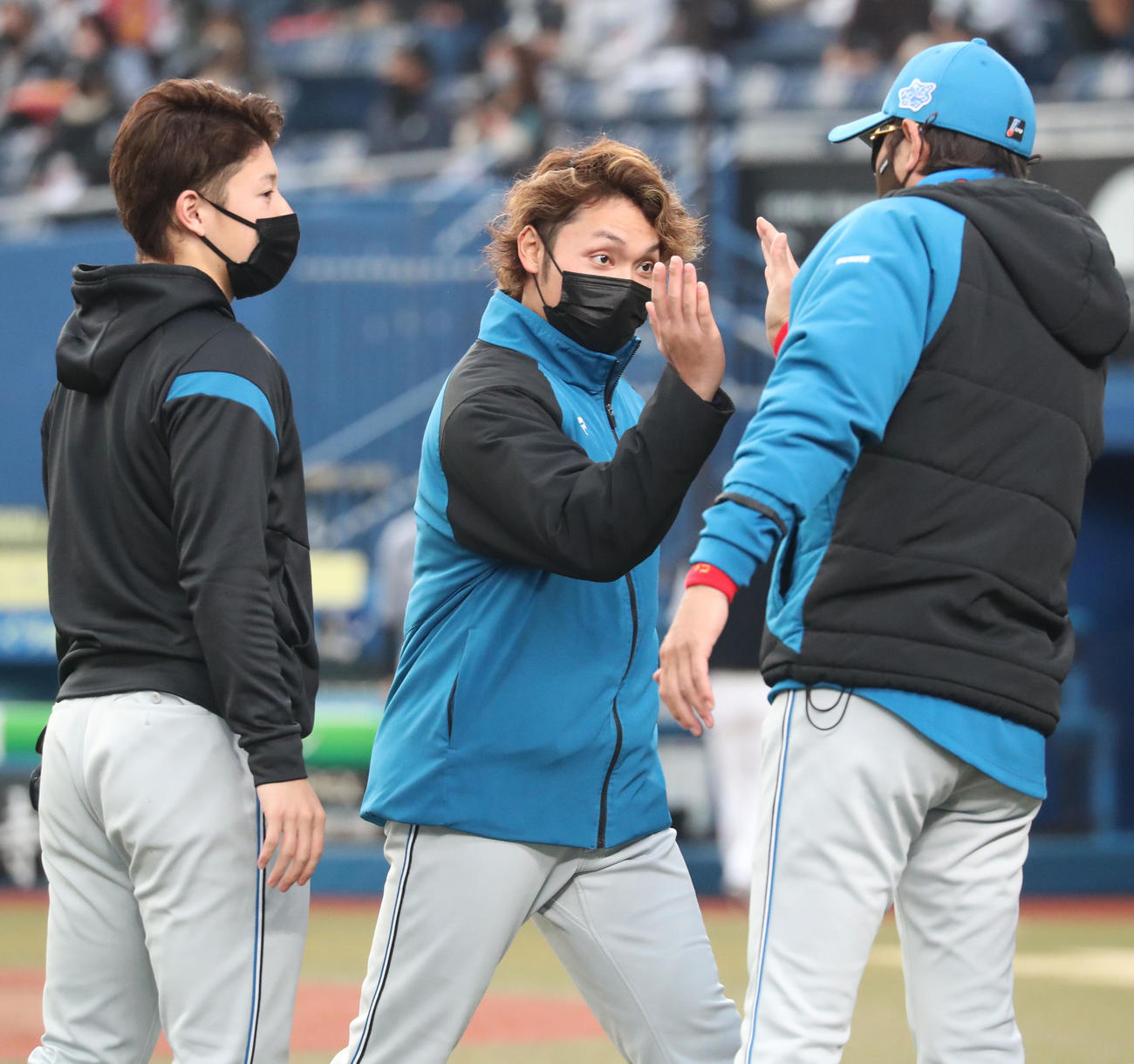 ロッテ対日本ハム　試合終了後、日本ハム伊藤（中央）は新庄監督（右）に出迎えられる（撮影・佐藤翔太）
