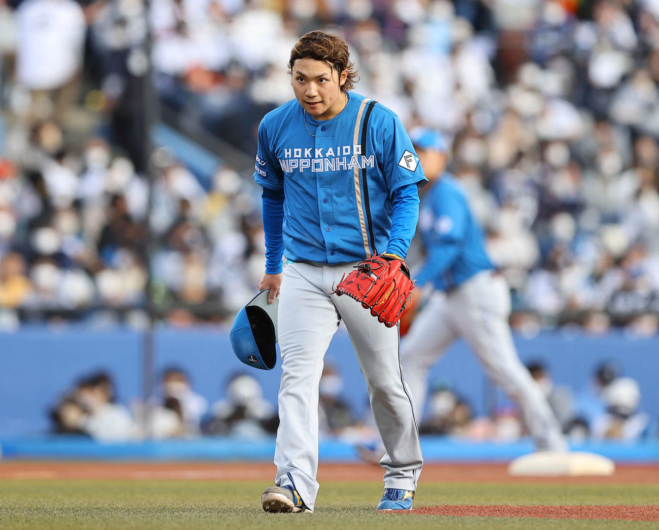 ロッテ対日本ハム　5回裏終了後、日本ハム先発の伊藤は球審に頭を下げる（撮影・垰建太）
