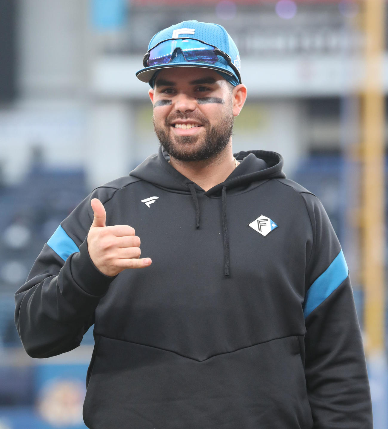 ロッテ対日本ハム　ヒーローインタビューを終えポーズを決める日本ハムヌニエス（撮影・佐藤翔太）