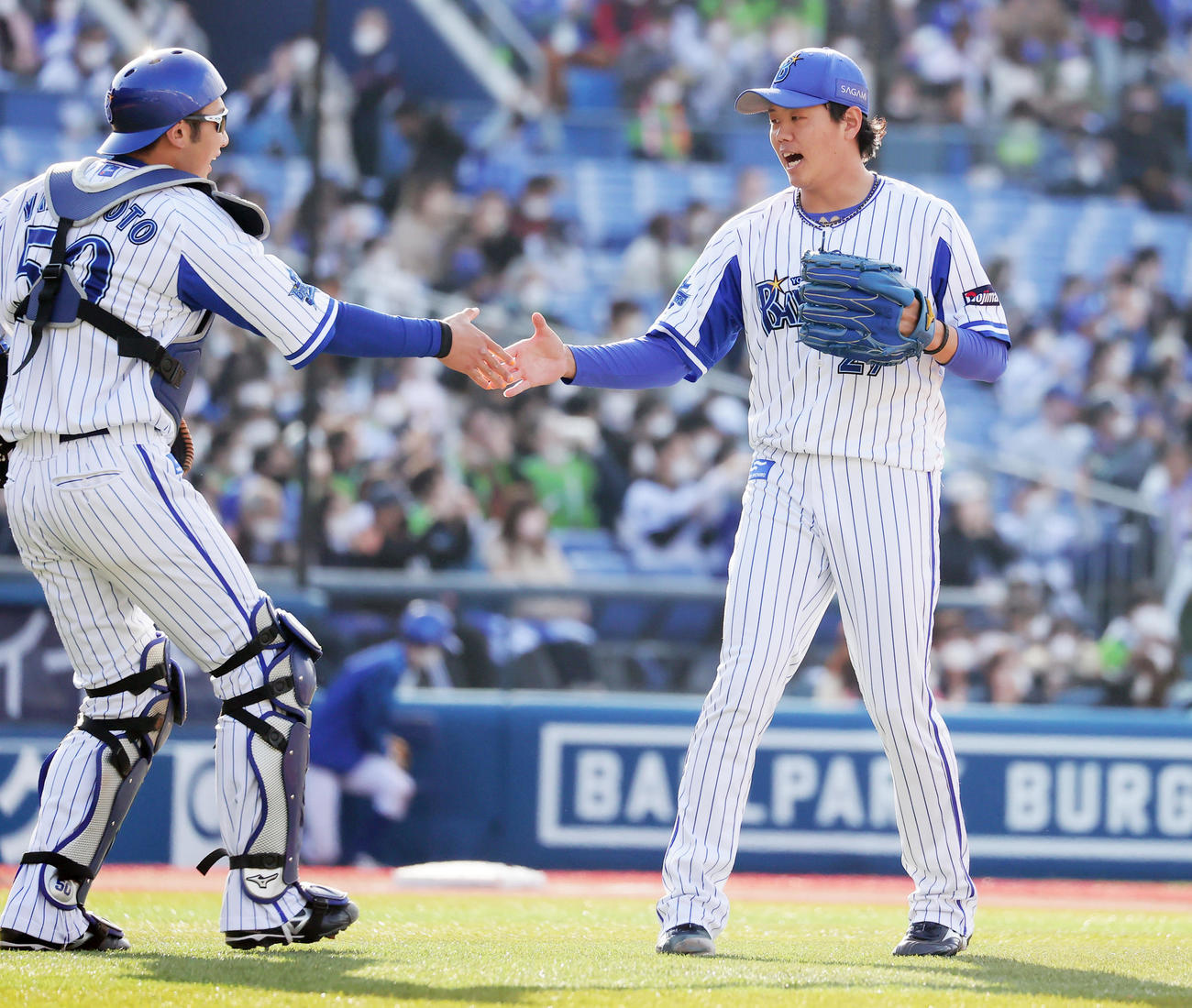 DeNA対ヤクルト　完封勝利を挙げ、捕手の山本（左）と喜び合うDeNA上茶谷（撮影・野上伸悟）