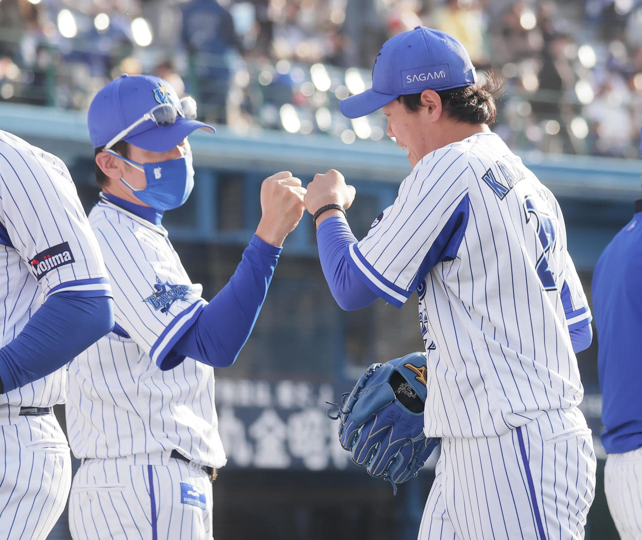 DeNA対ヤクルト　完封勝利を挙げ、三浦監督（左）とグータッチするDeNA上茶谷（撮影・野上伸悟）