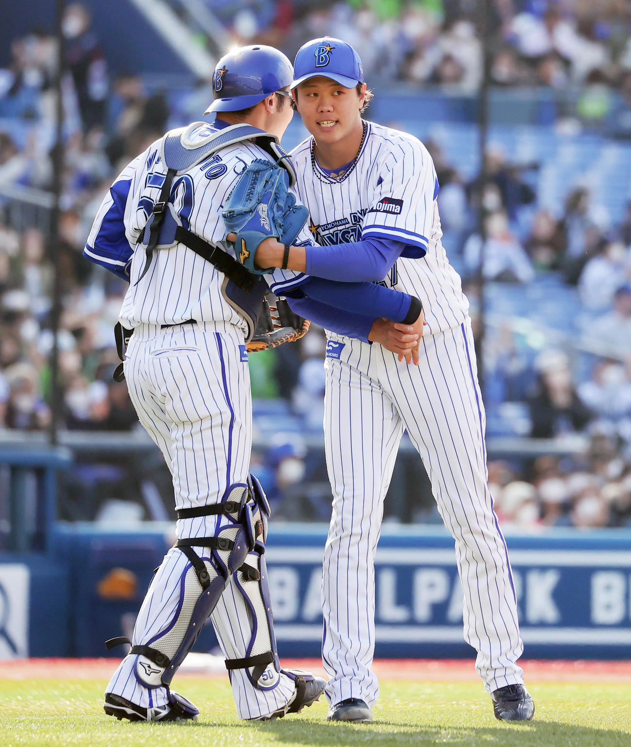 DeNA対ヤクルト　91球で完封勝利を挙げ、捕手山本（左）と喜ぶ上茶谷（撮影・野上伸悟）