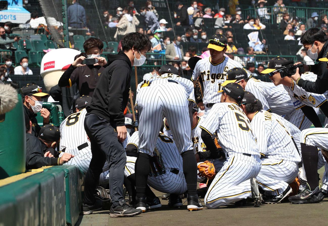 阪神対巨人　矢野監督（左）は試合前の円陣で声出しをする（撮影・上田博志）
