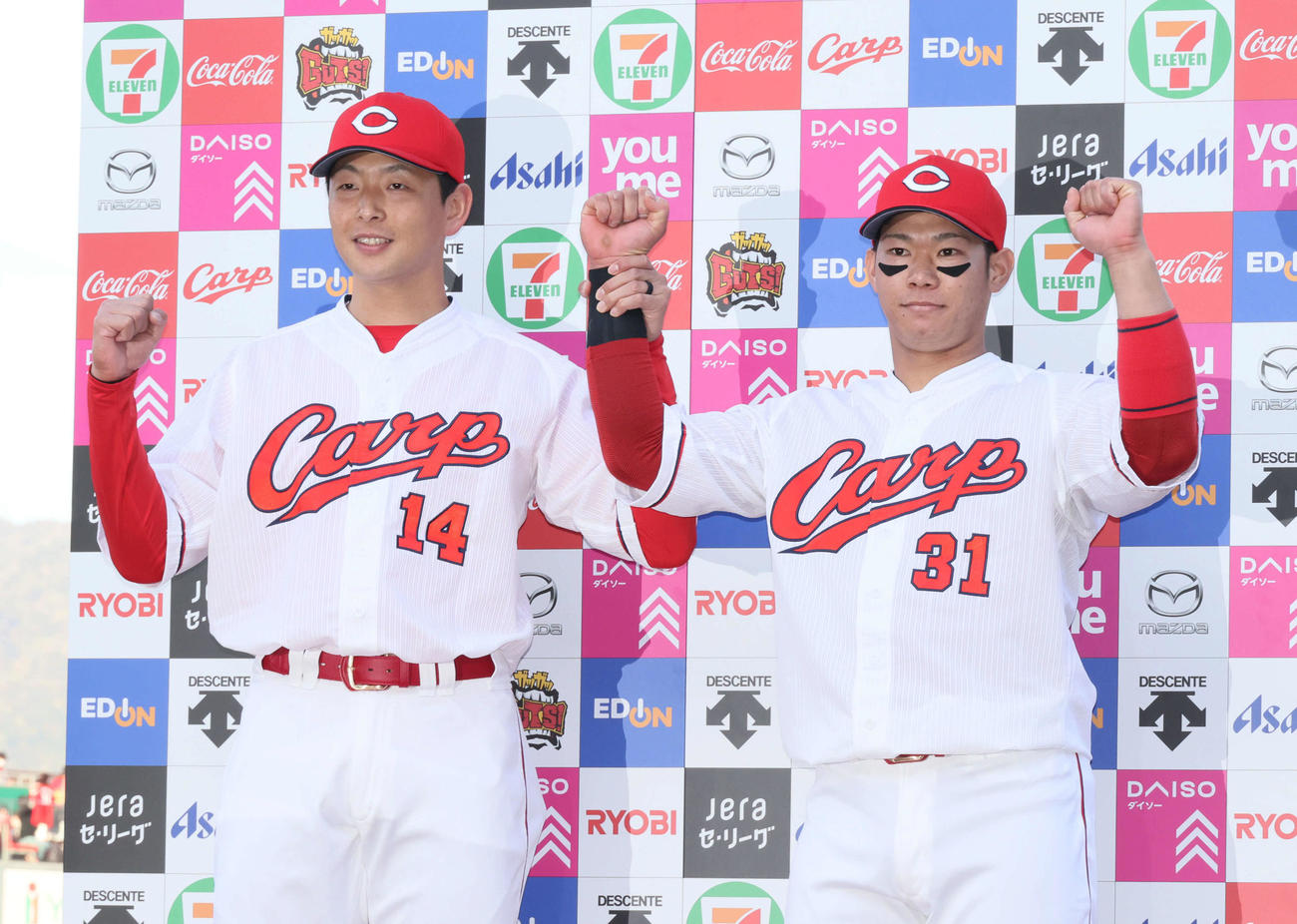 お立ち台でポーズを決める大瀬良（左）と坂倉（撮影・加藤孝規）