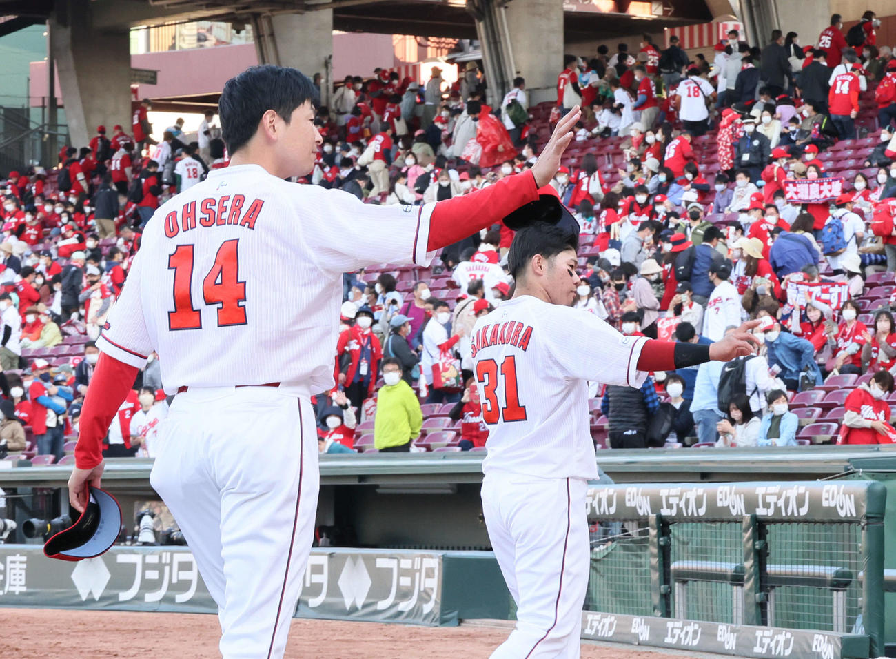 広島対中日　ファンの声援に応える大瀬良（左）と坂倉（撮影・加藤孝規）