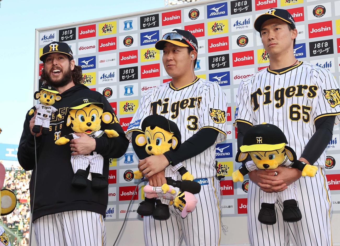 阪神対巨人　大山（中央）、湯浅（右）とお立ち台に上がったウィルカーソンはヒーローインタビューで日本語を披露する（撮影・上田博志）