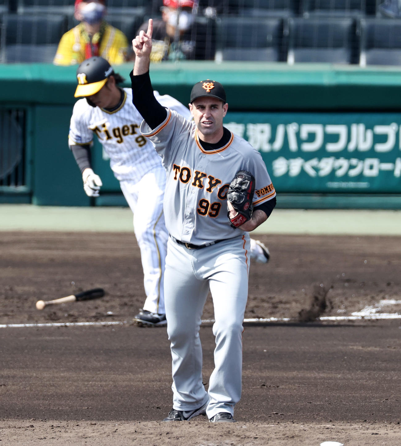 阪神対巨人　2回裏阪神2死、シューメーカーは高山を遊飛に仕留め手を上げる（撮影・加藤哉）