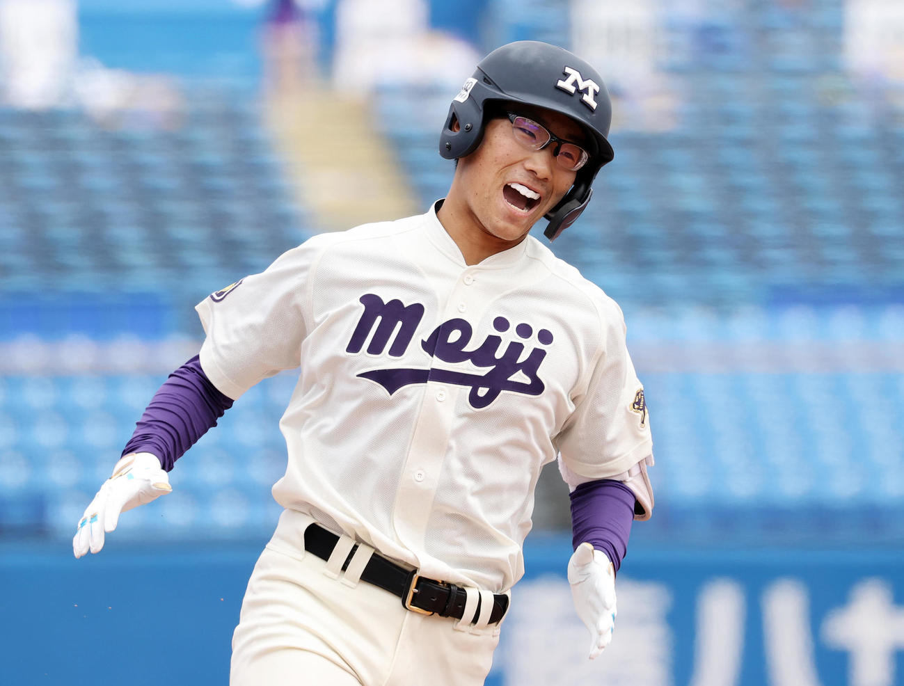 東大対明大　1回裏明大1死一塁、瀬は初打席で左越え2点本塁打を放ち笑顔を見せる（撮影・鈴木正人）