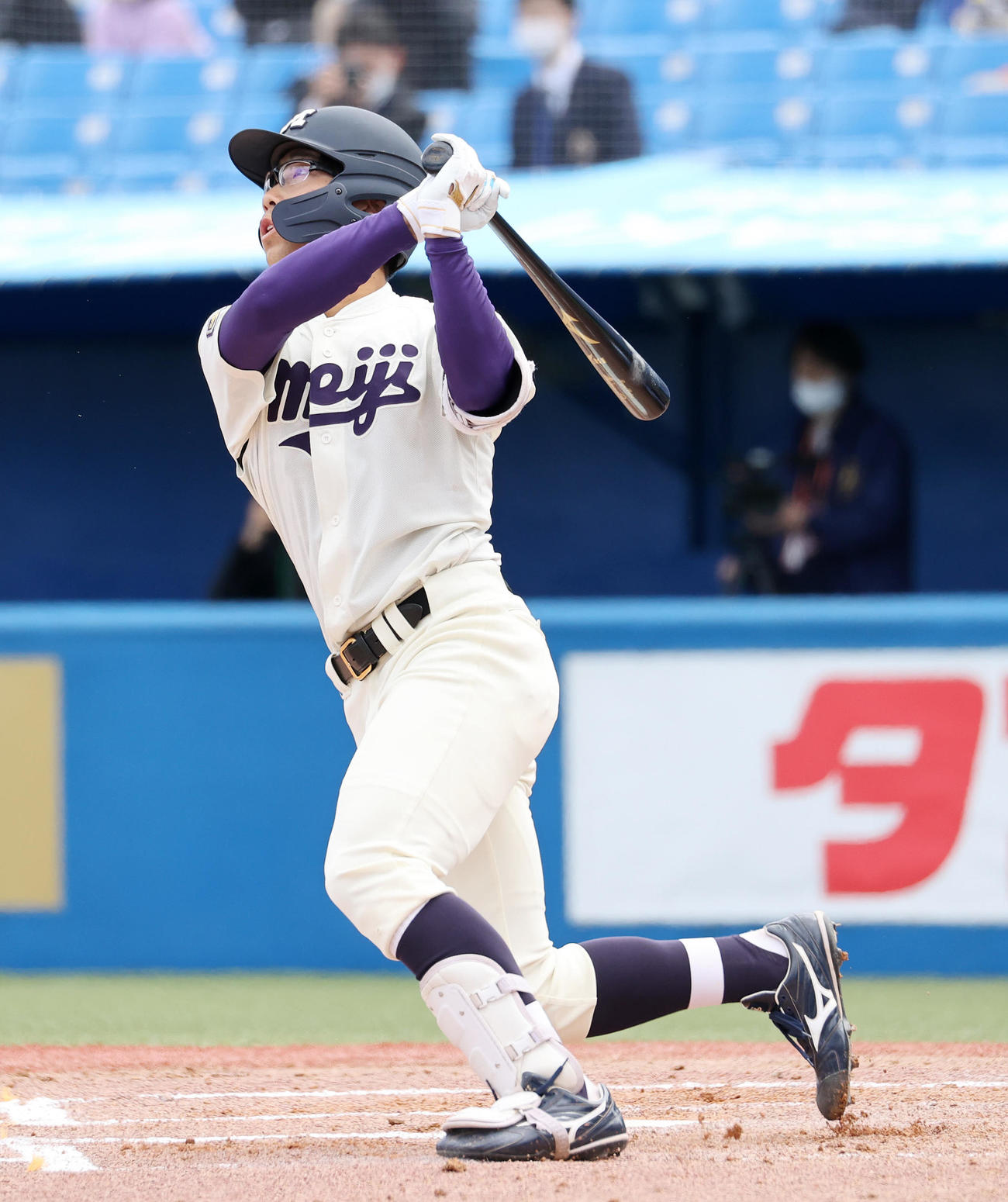 東大対明大　1回裏明大1死一塁、瀬は左越え2点本塁打を放つ（撮影・鈴木正人）