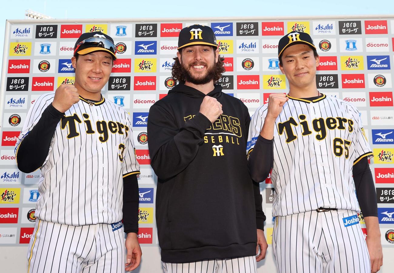 阪神対巨人　お立ち台でガッツポーズする左から大山、ウィルカーソン、湯浅（撮影・上田博志）