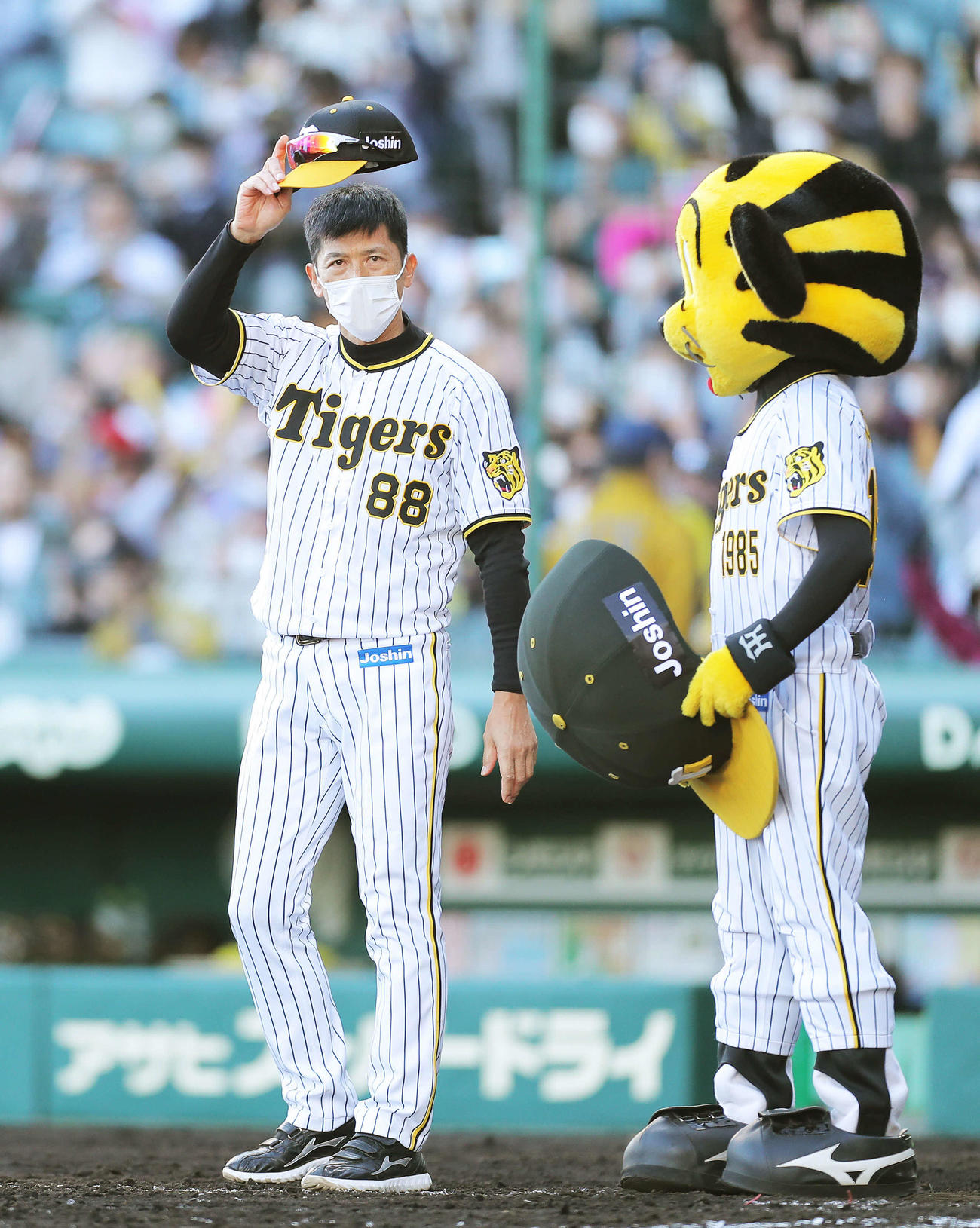 阪神対巨人　巨人に勝利し、ファンにあいさつする矢野監督（撮影・河田真司）