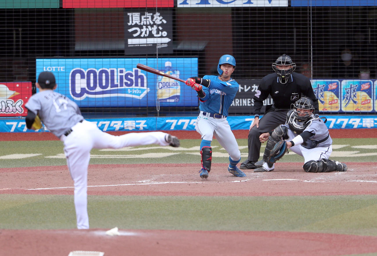 ロッテ対日本ハム　4回表日本ハム1死、細川ラは三振に終わる。投手は佐々木朗（撮影・佐藤翔太）