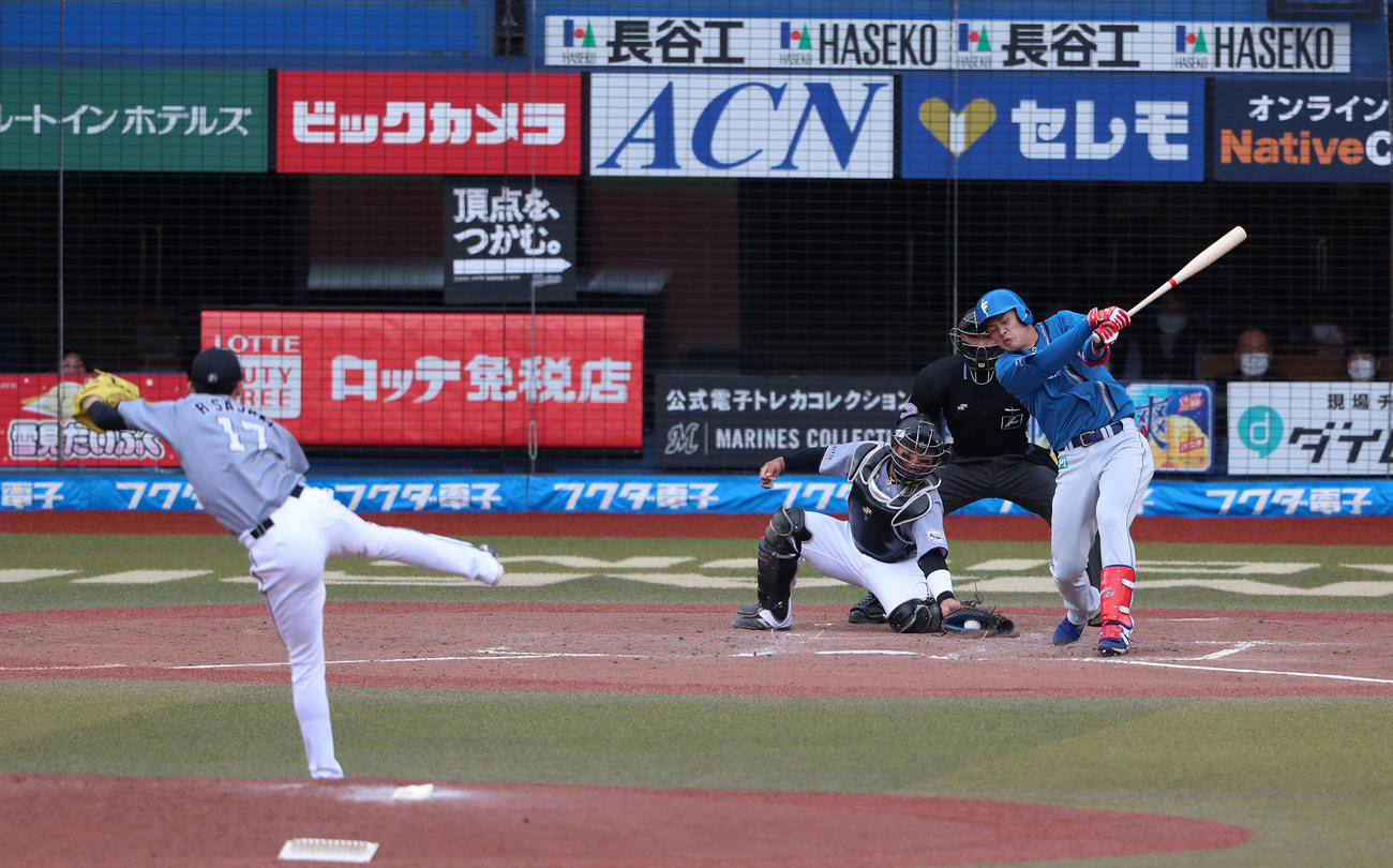 ロッテ対日本ハム　5回表日本ハム2死、野村は三振に終わる。投手は佐々木朗（撮影・佐藤翔太）