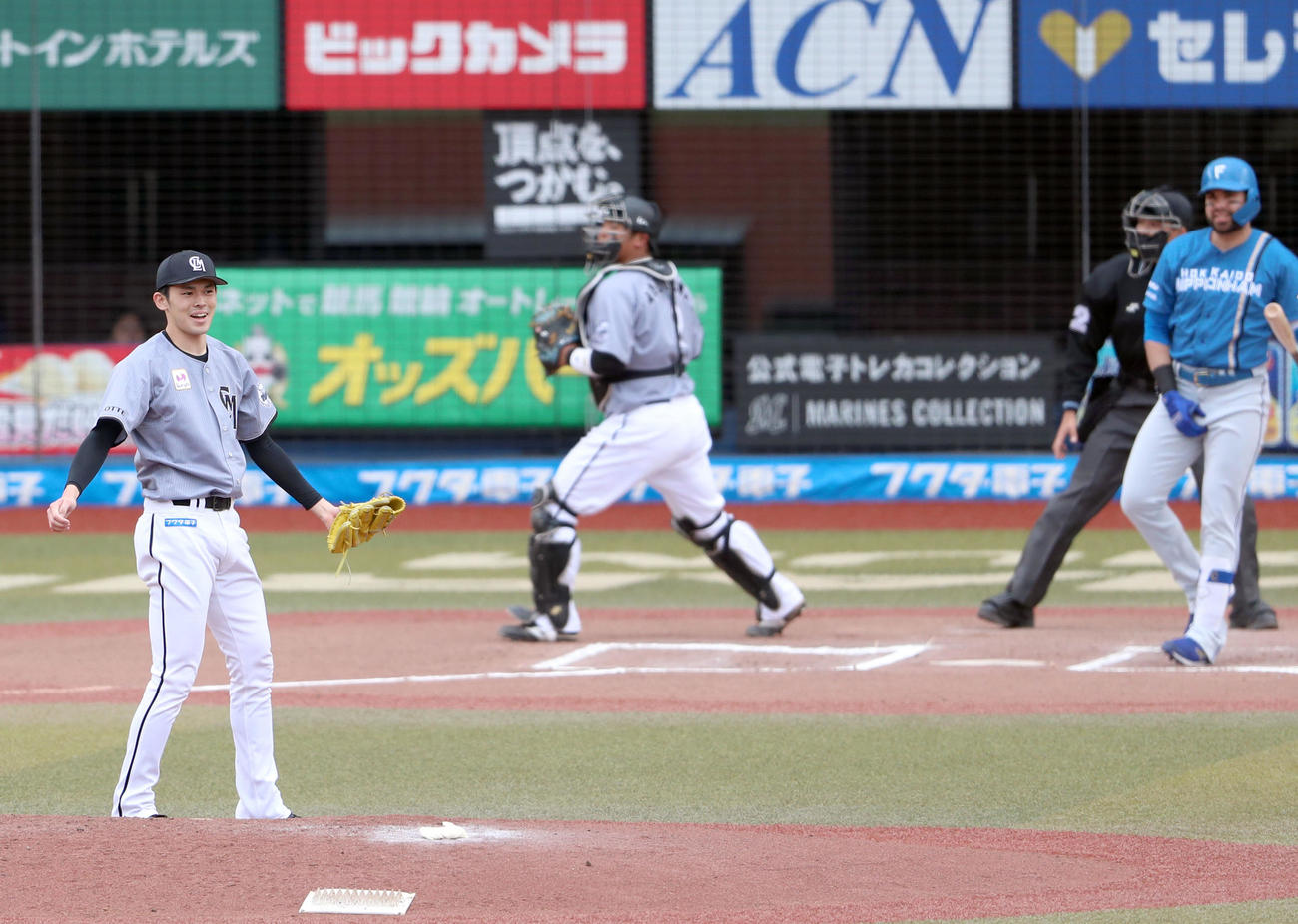 ロッテ対日本ハム　6回表日本ハム無死、ヌニエスを三振にとり笑顔を見せる佐々木朗（撮影・佐藤翔太）