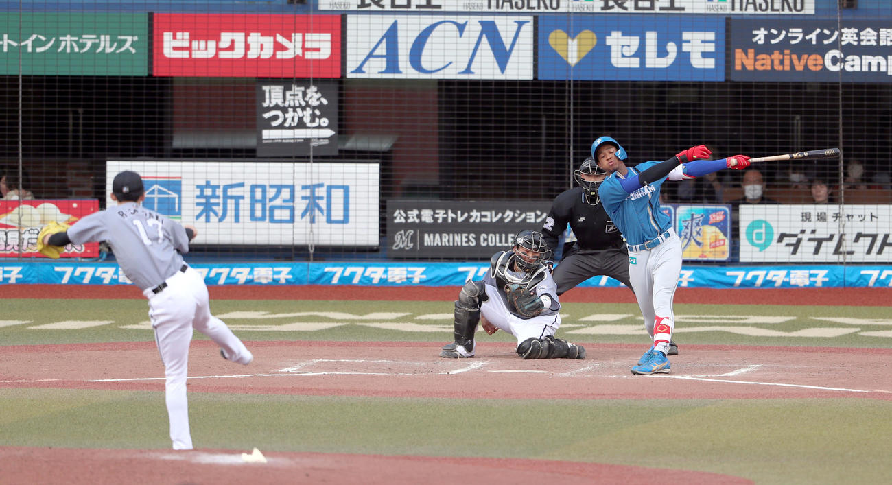 ロッテ対日本ハム　7回表日本ハム1死、万波は三振に終わる。投手は佐々木朗（撮影・佐藤翔太）