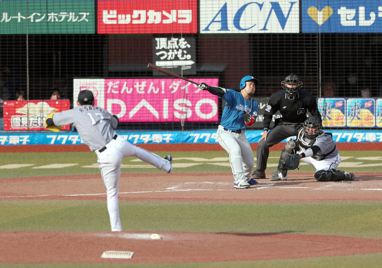ロッテ対日本ハム　8回表日本ハム1死、近藤は三振に終わる。投手は佐々木朗（撮影・佐藤翔太）
